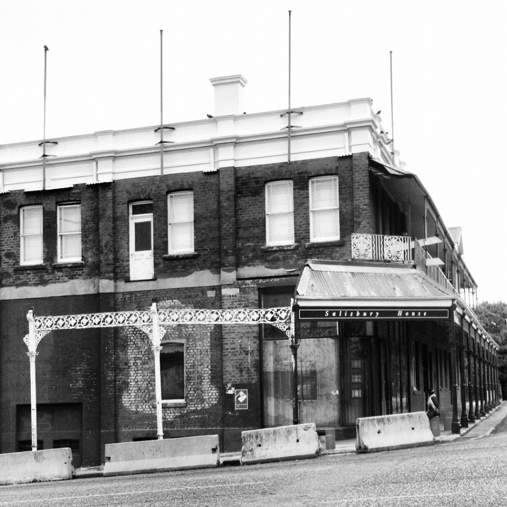 Salisbury House from 2012 with a collapsed balcony